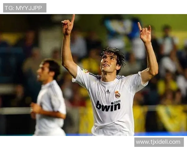 足球明星如何用胜利手势传递激情与信念的背后故事